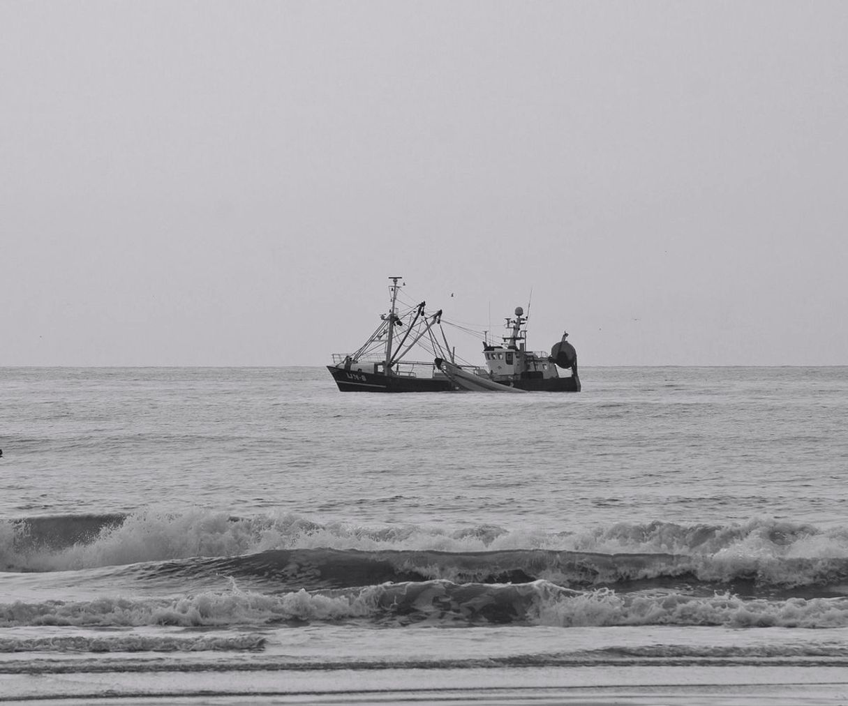 Guia de pesca preparando as varas e anzóis para o passeio